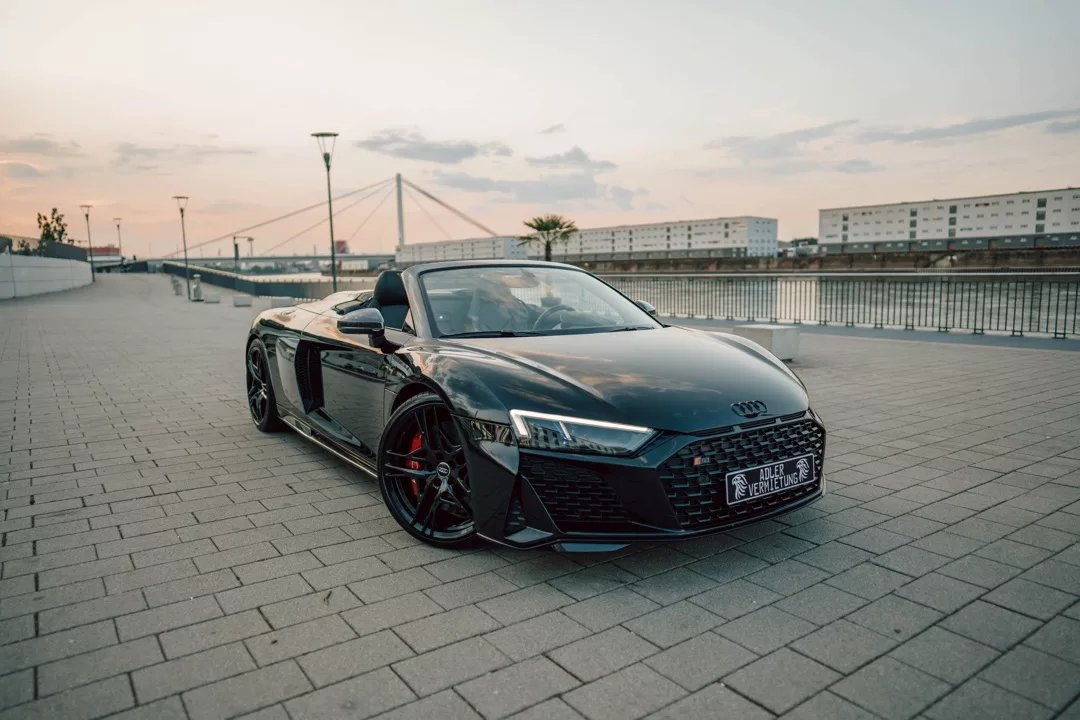Audi R8 Cabrio V10 in Schwarz bei Sonnenuntergang mieten