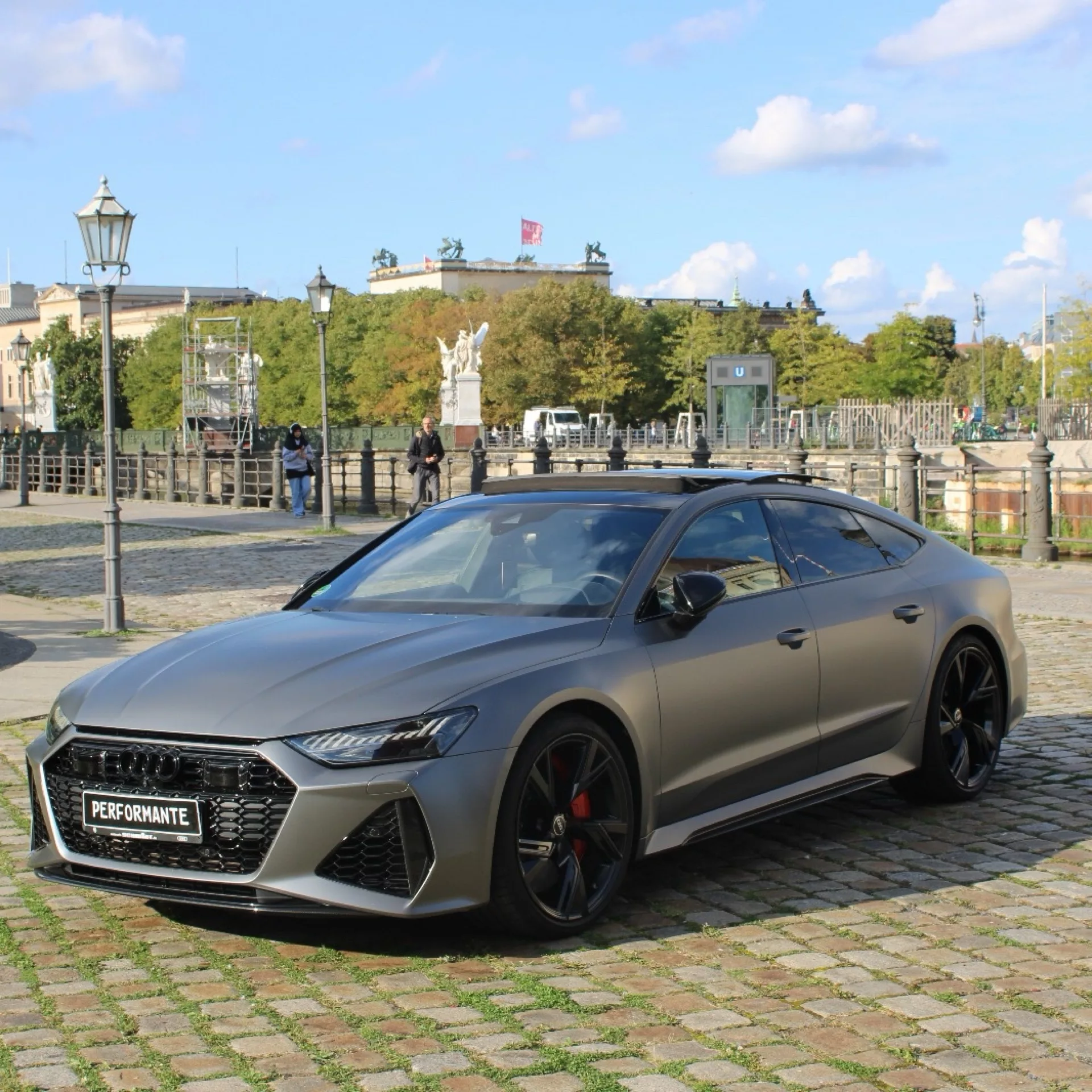 Audi RS7 Sportback in Grau von vorne mieten