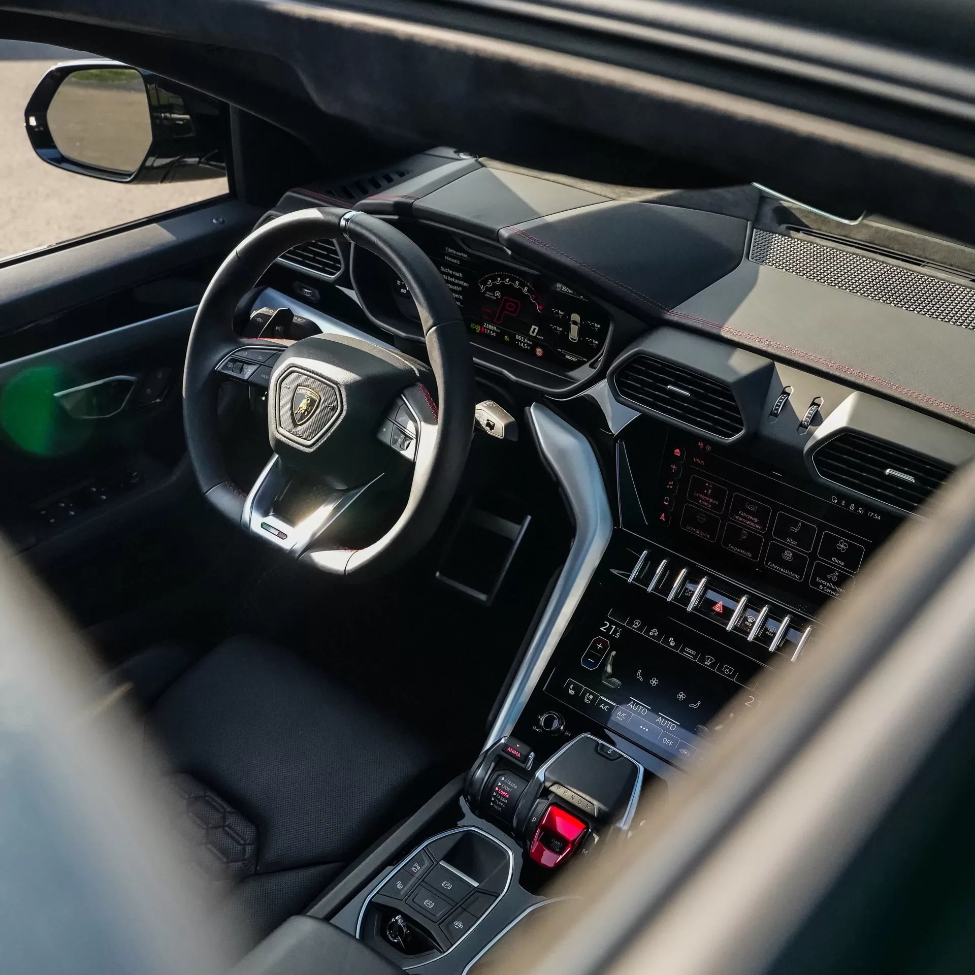 Lamborghini Urus Innenraum mit Lenkrad und Touchscreen mieten.