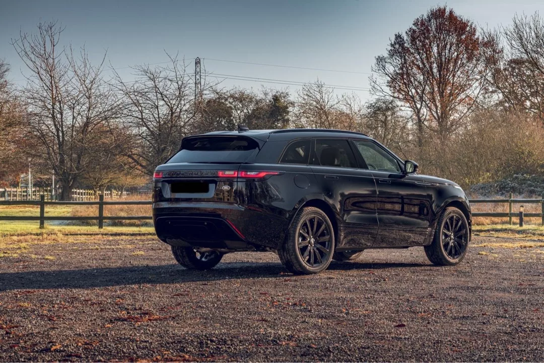 Range Rover Velar Black R-Dynamic in Schwarz von hinten mieten
