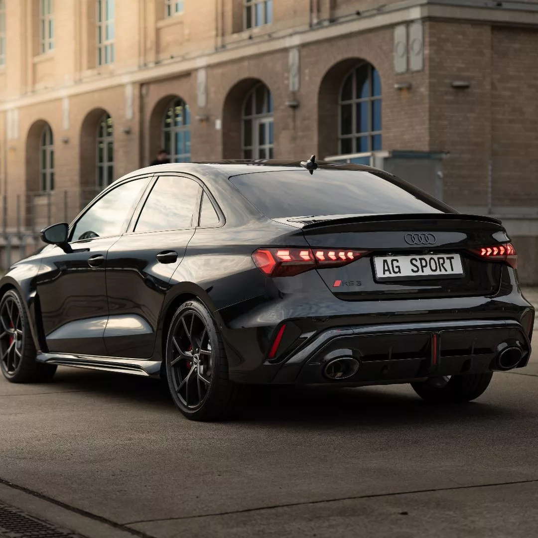 Audi RS3 2025 in Schwarz von hinten mieten