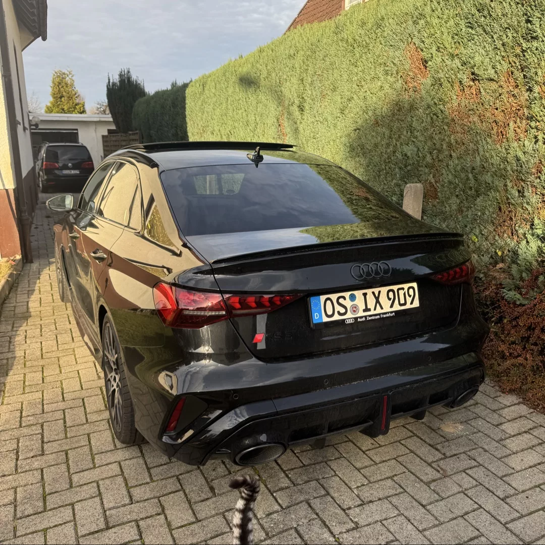 Audi RS3 Schwarz 2025 Heckansicht in Einfahrt mieten
