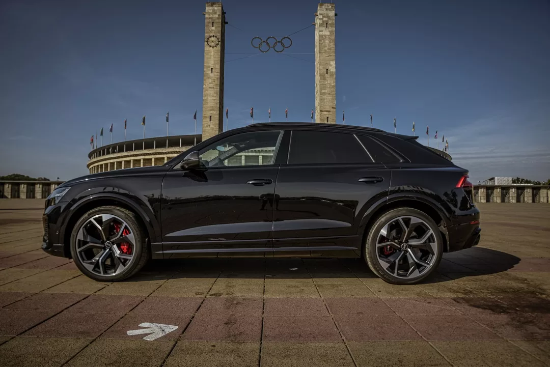 Audi RSQ8 Sportback in Schwarz von der Seite mieten