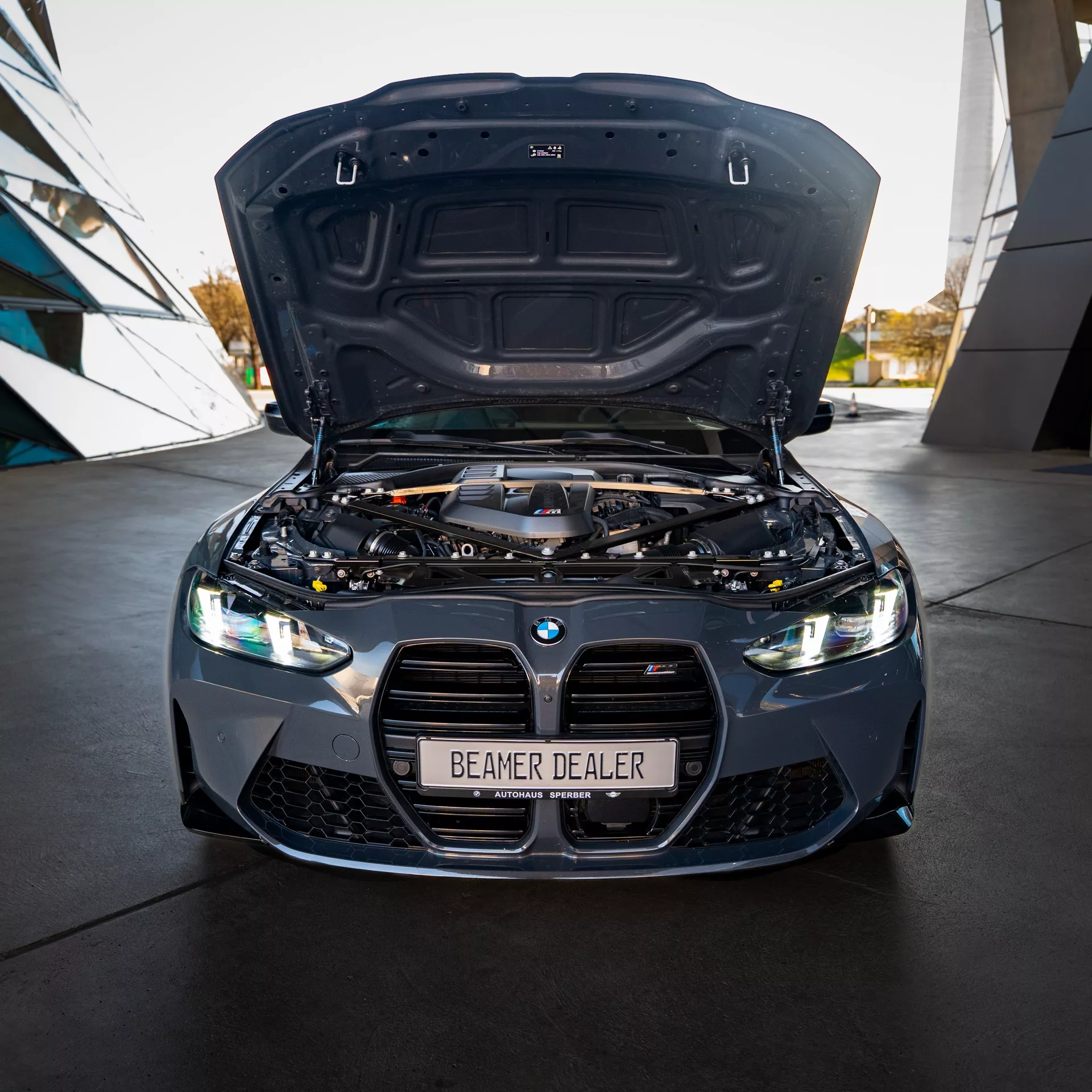 BMW M4 Competition Motoransicht mit geöffneter Haube mieten.