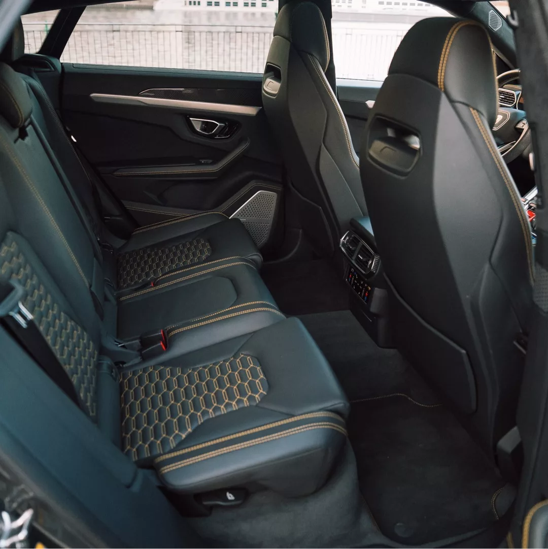 Lamborghini Urus Rücksitze mit Lederdetails mieten