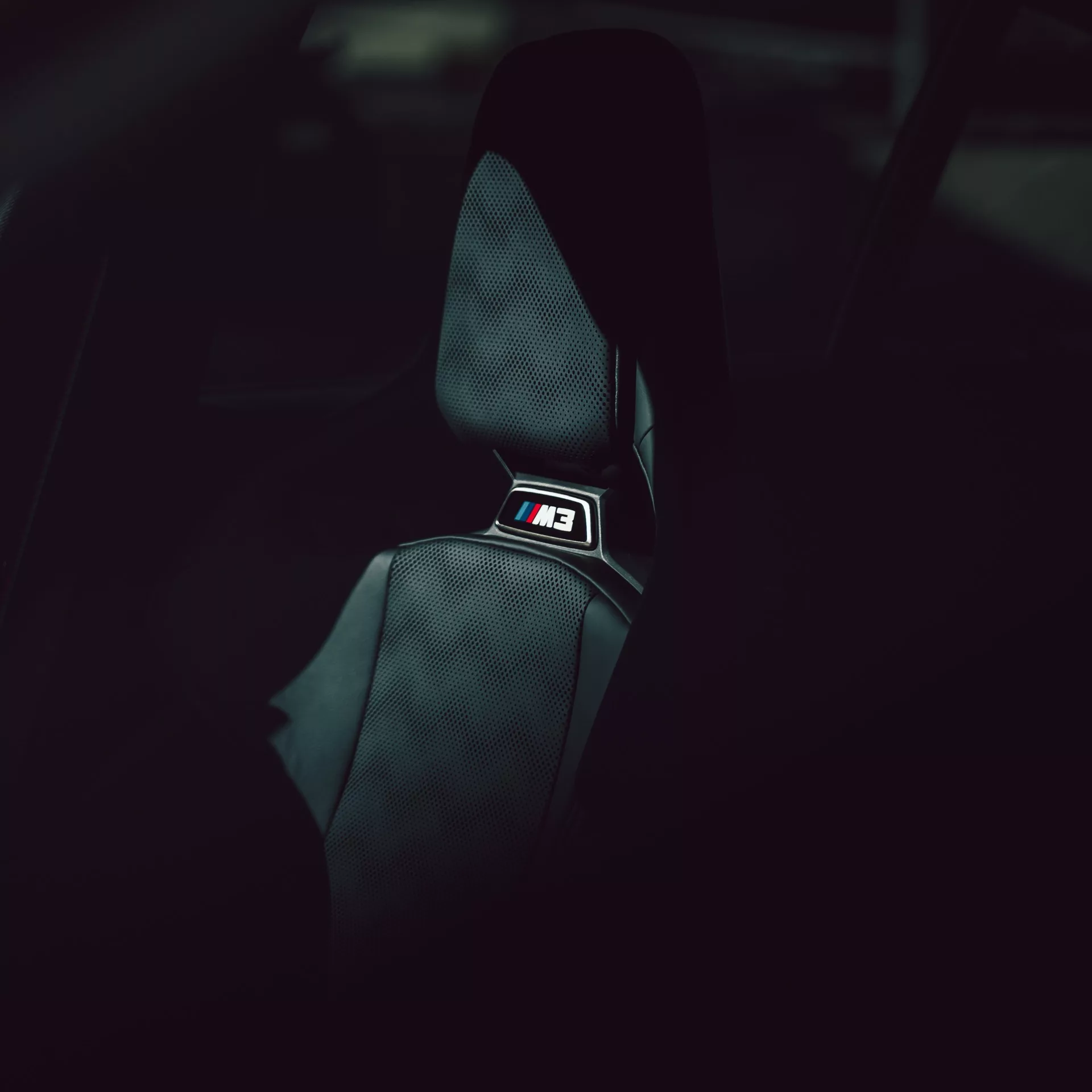 BMW M3 Competition XDrive mit schwarzem Sportsitz mieten.