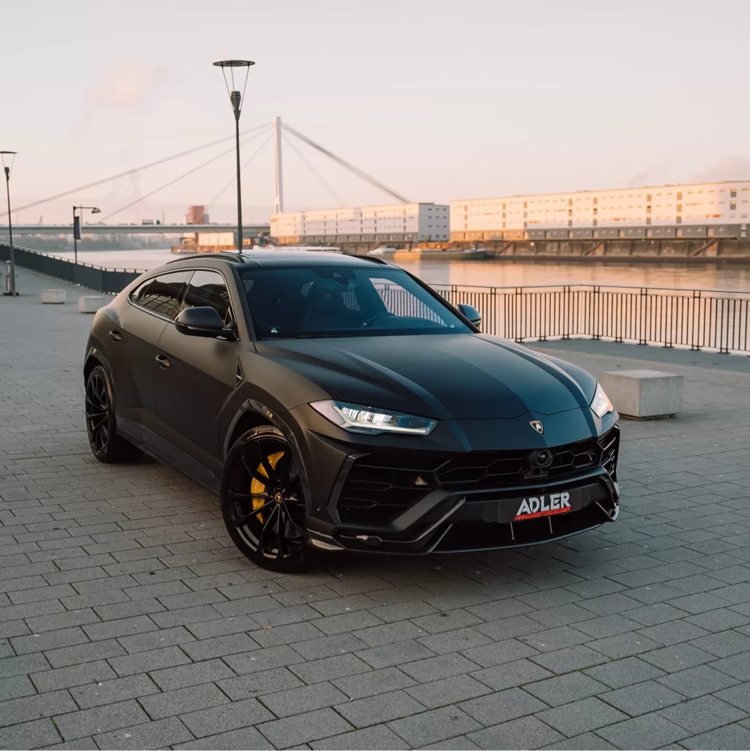 Lamborghini Urus in Mattschwarz von vorne mieten