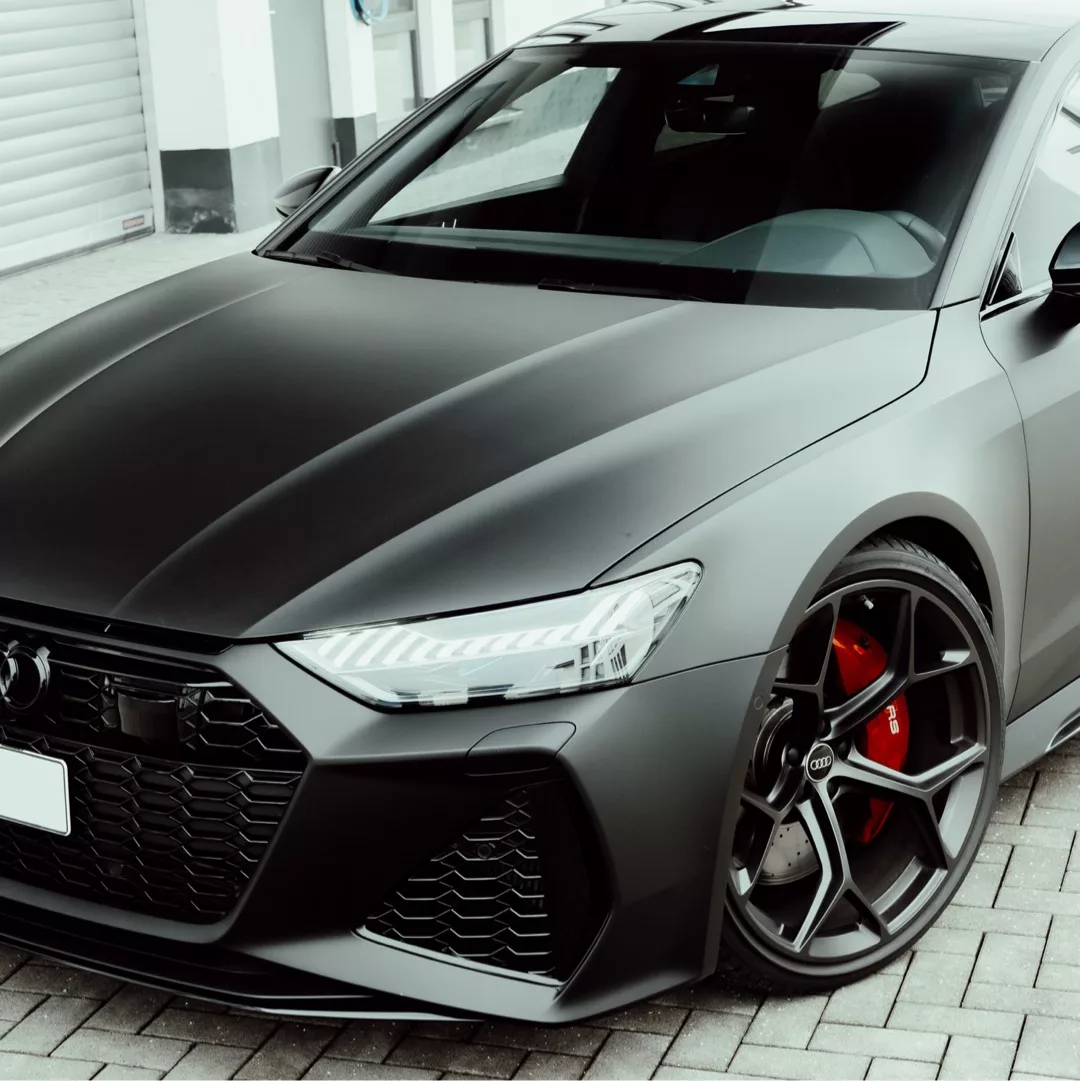 Audi RS7 Performance in Mattschwarz von schräg vorne mieten.