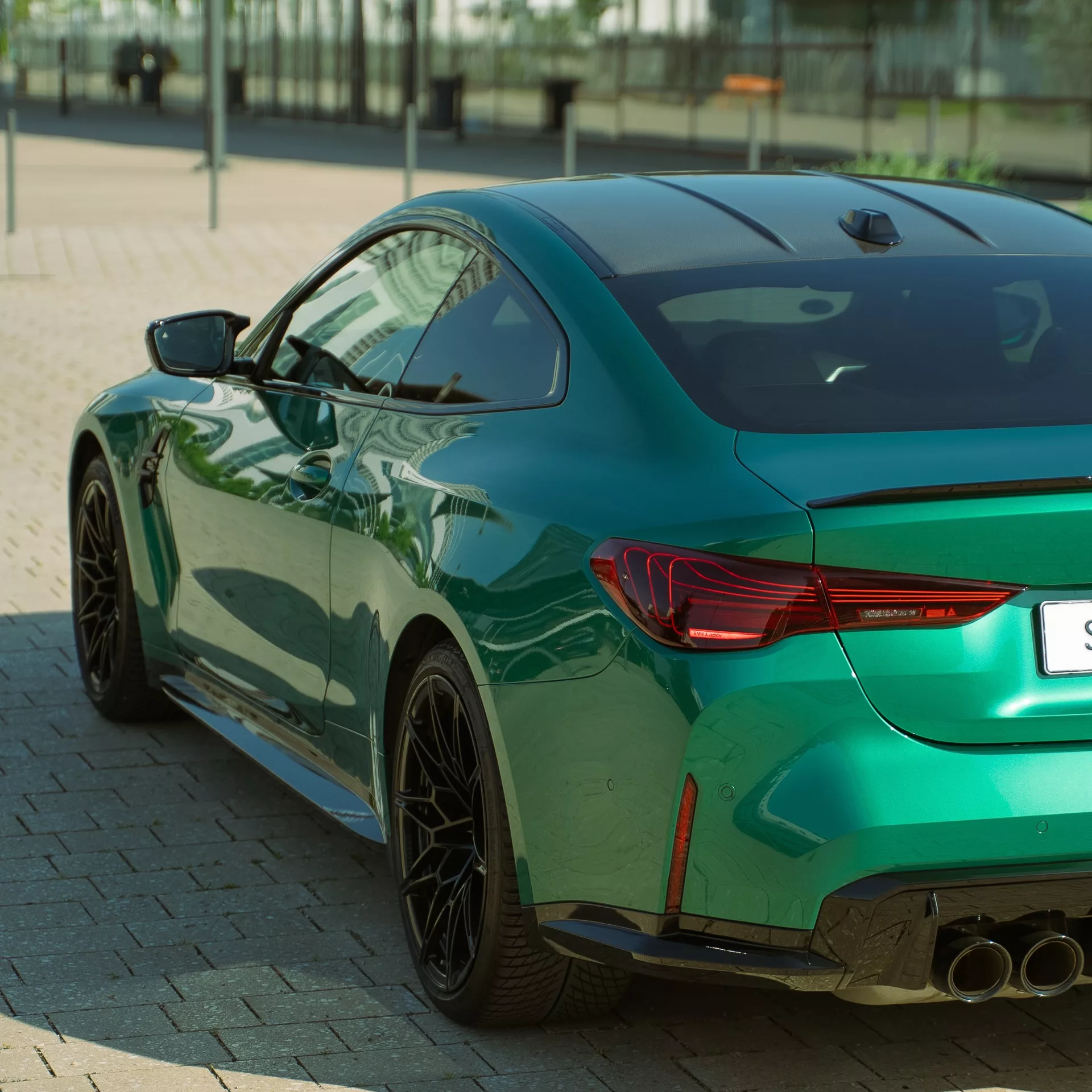 BMW M4 Competition in Grün von hinten mieten