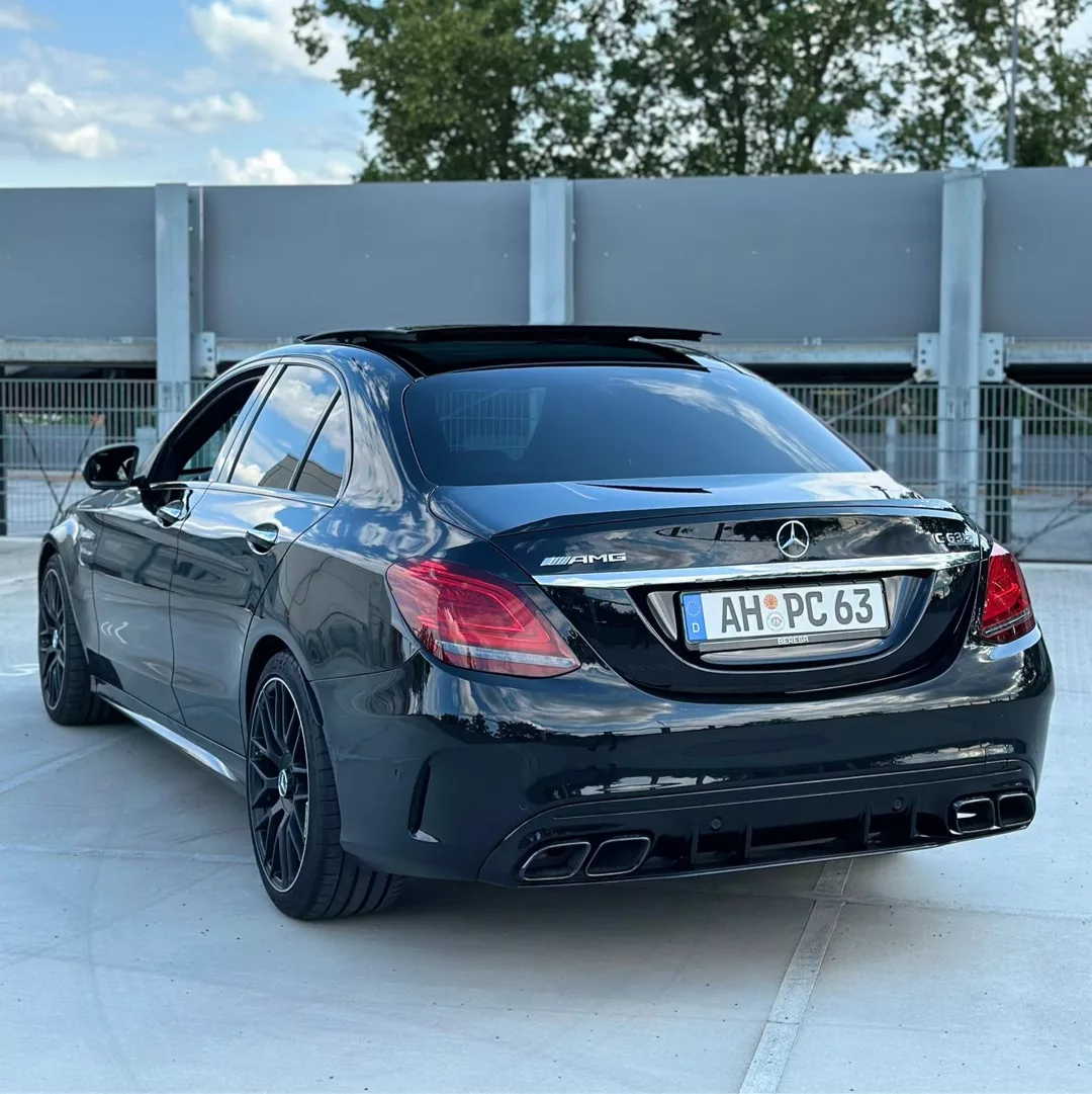 Mercedes Benz C63s AMG in Schwarz von hinten mieten