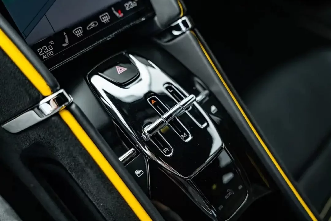 Nahaufnahme der Mittelkonsole eines Ferrari Roma mit eleganten Bedienelementen.
