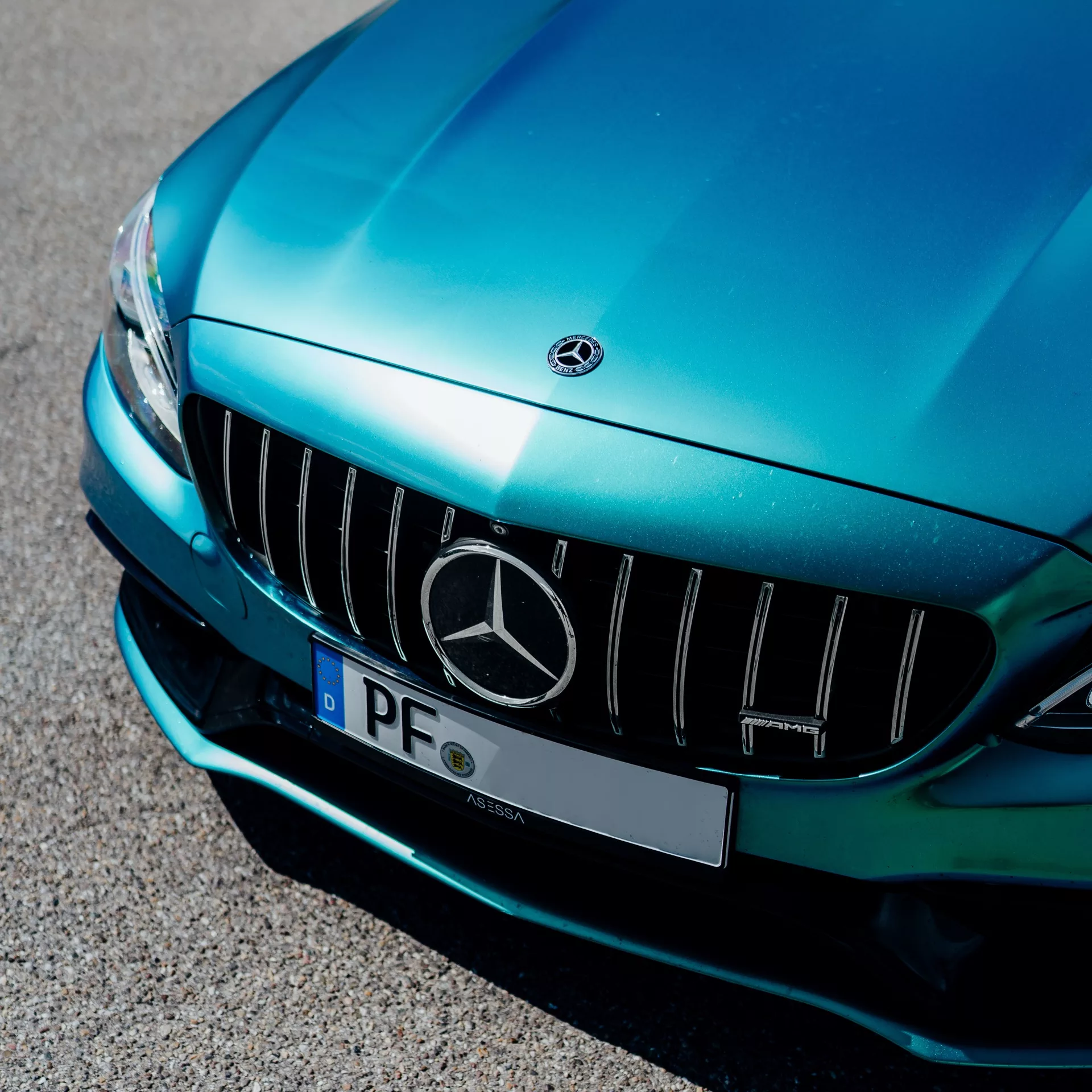 Mercedes C63s Cabrio Front in Türkis mieten.