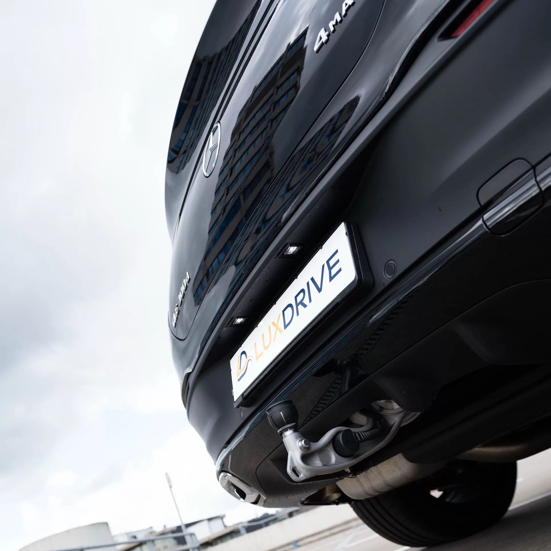 Mercedes-Benz GLE 300d 4MATIC Coupé Heckansicht in Schwarz mieten.