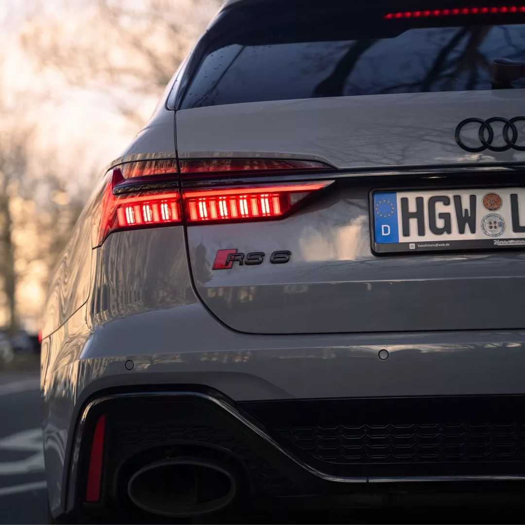Audi RS6 Avant Rückansicht mit LED-Rückleuchten in Grau mieten.
