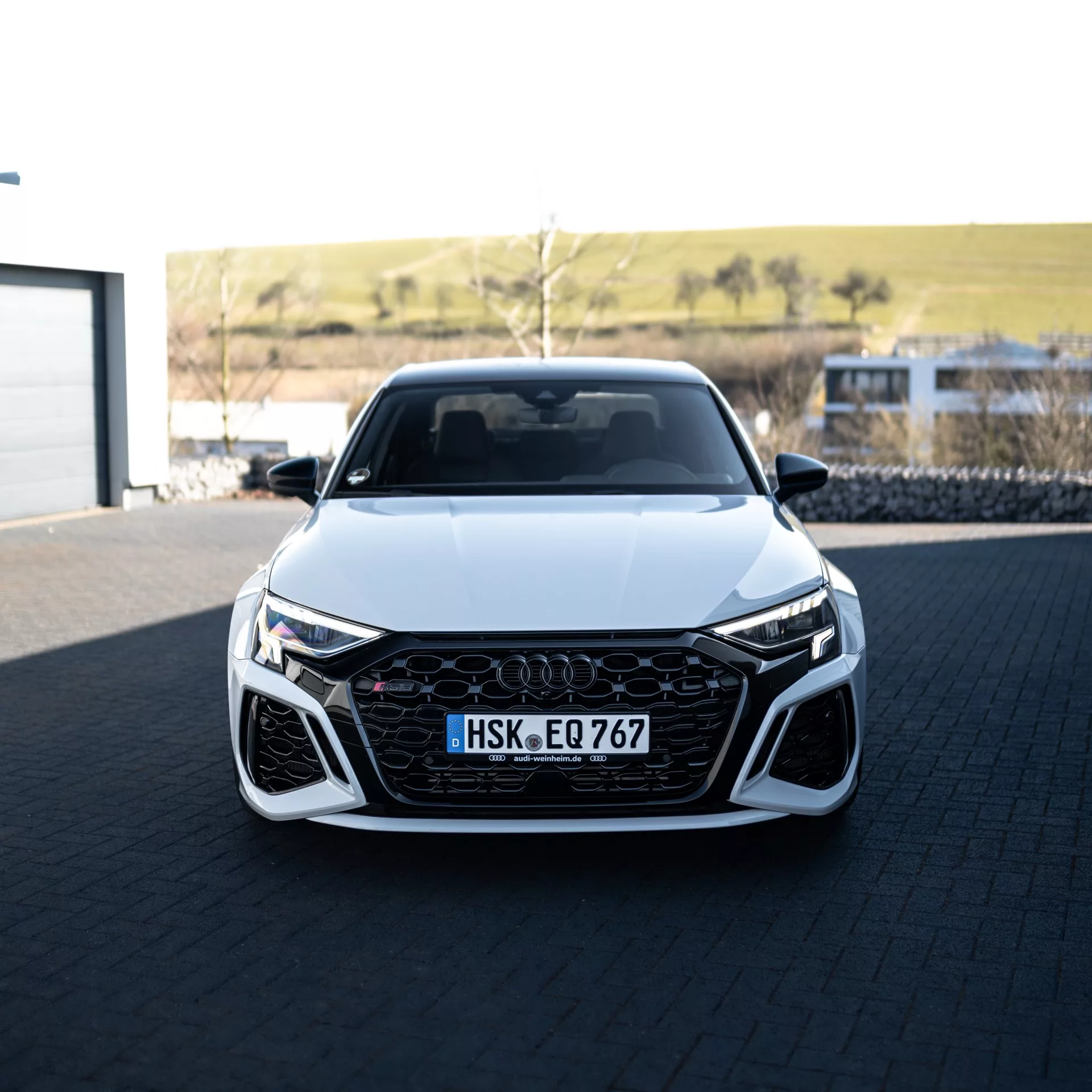 AUDI RS3 Limousine Black & White Edition Frontansicht mieten