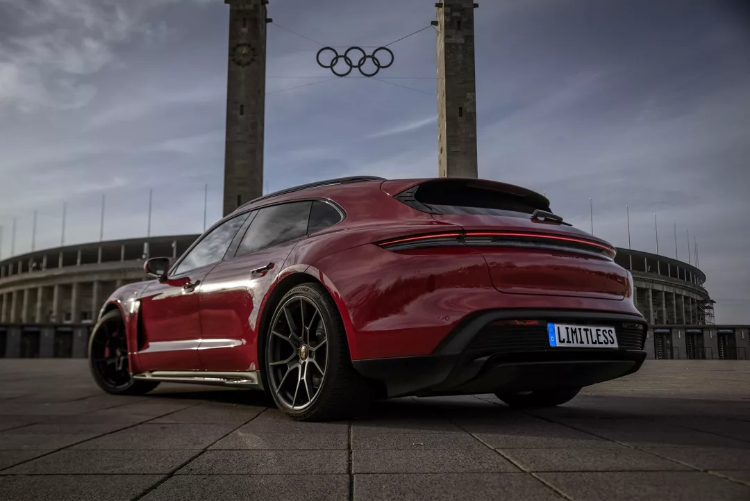 Porsche Taycan GTS SportTurismo in Rot von hinten mieten