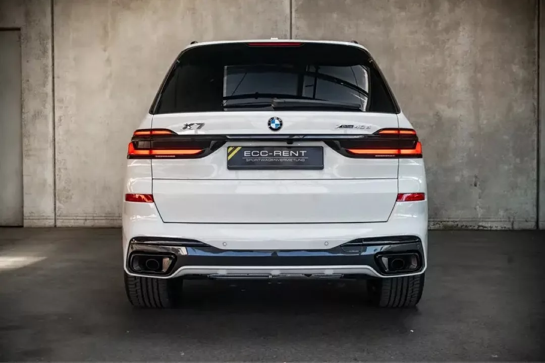 Weißer BMW X7 von hinten in einer Garage.