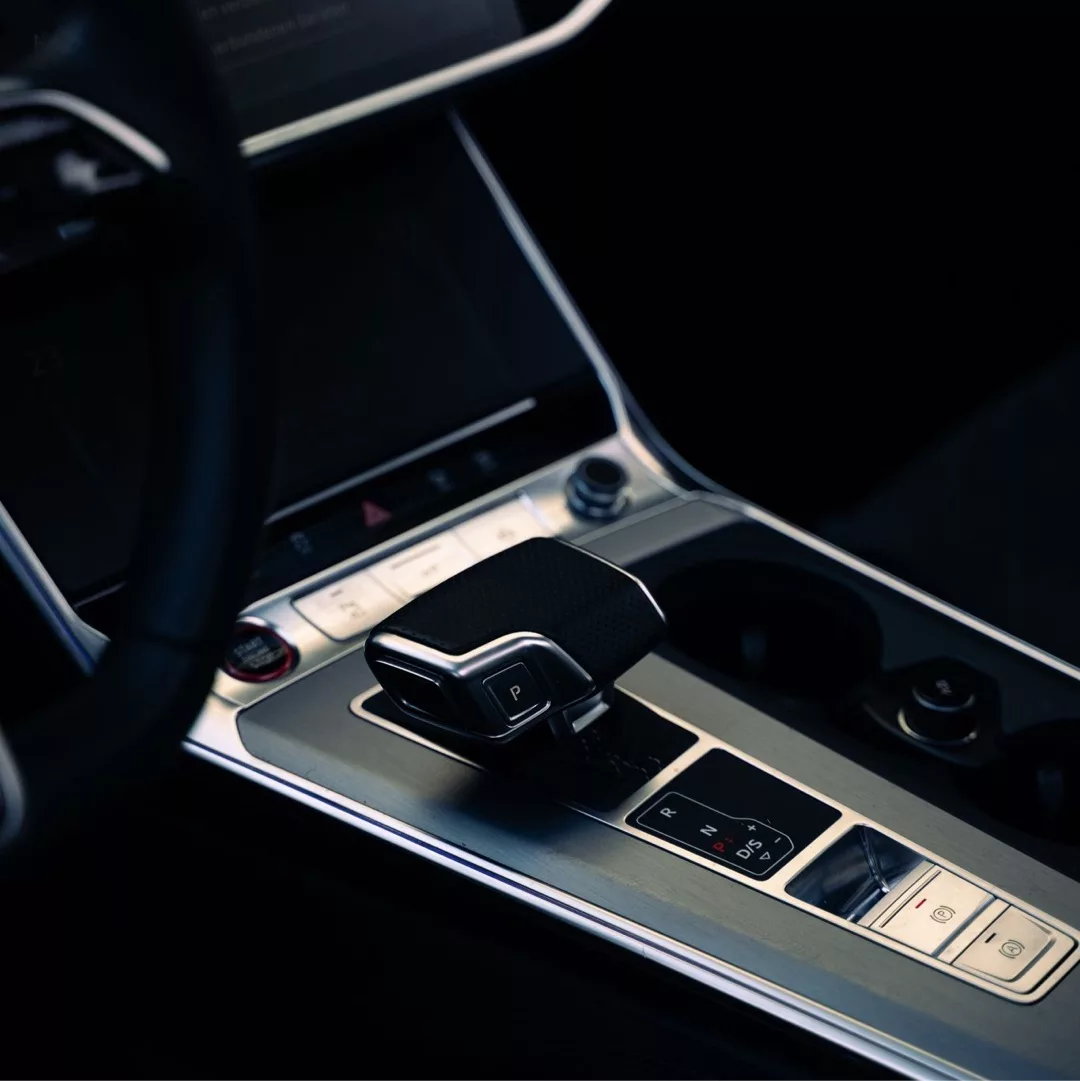 Audi RS6 Avant Innenraum mit Mittelkonsole mieten