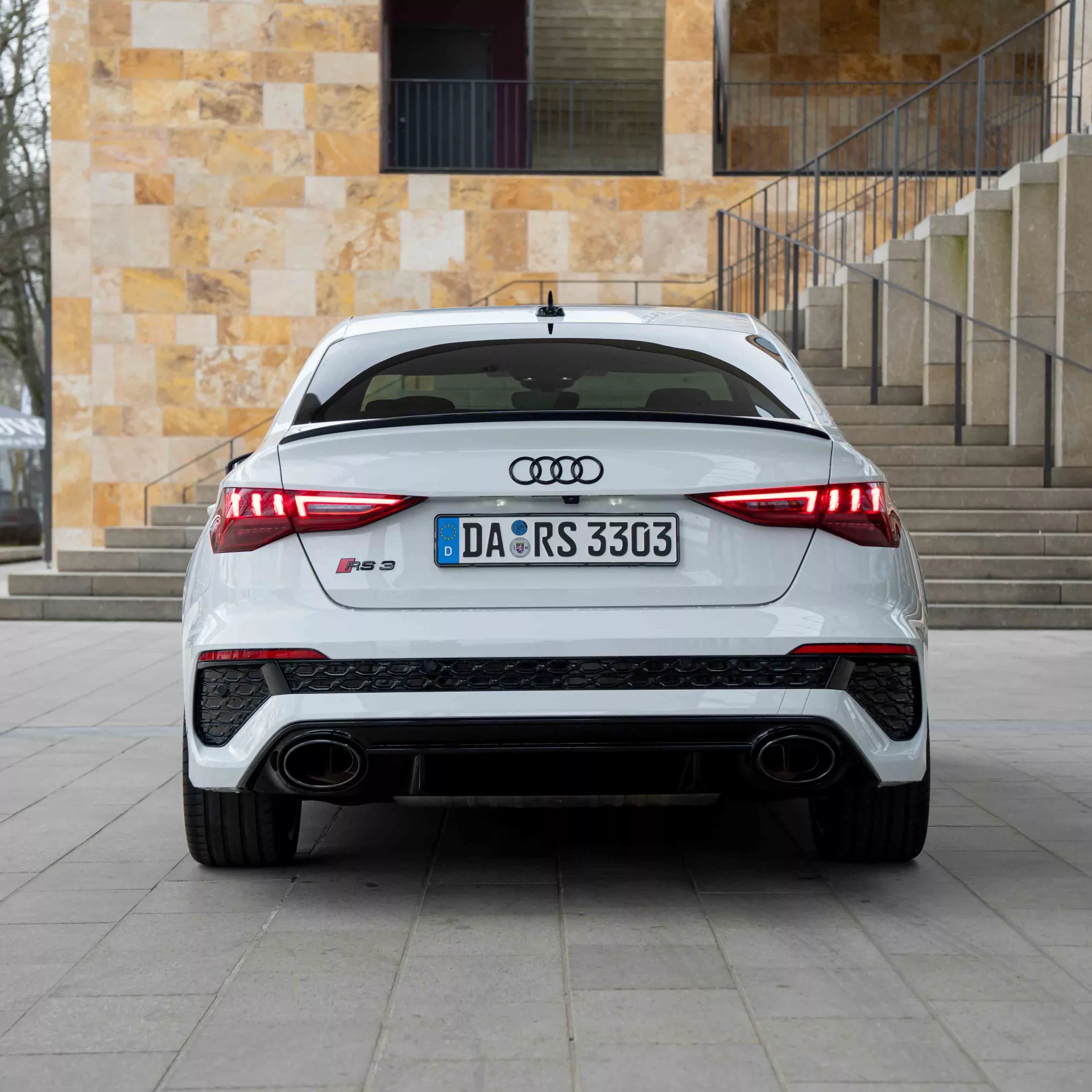 Audi RS3 Limousine in Weiß von hinten mieten.
