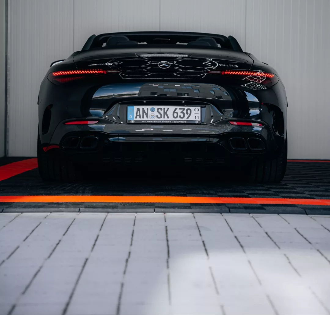 Mercedes-Benz SL 63 AMG in Schwarz von hinten mieten.