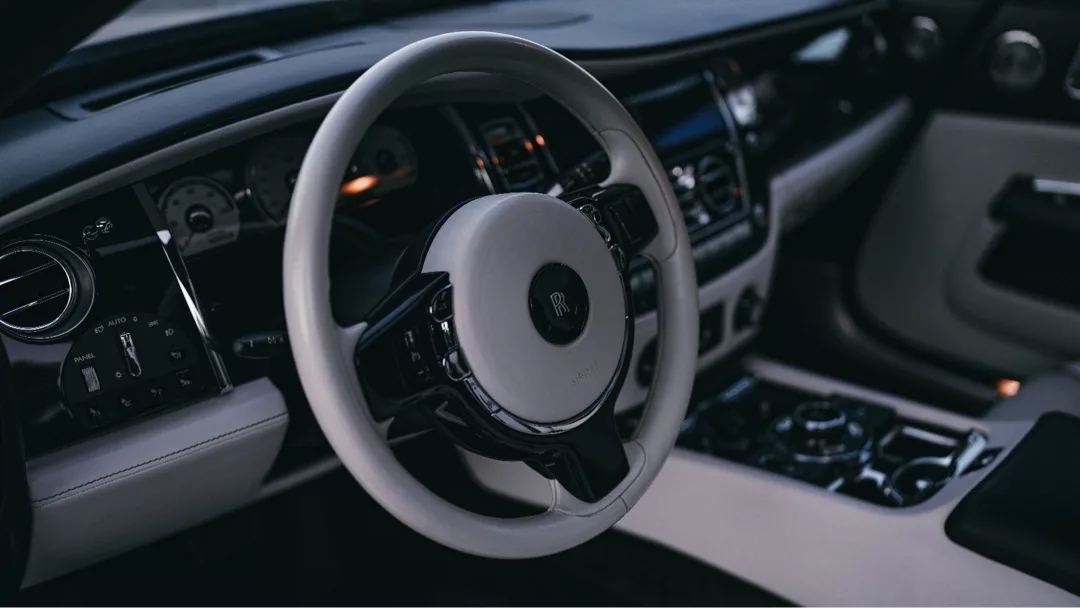 Rolls Royce Wraith Innenraum mit Lederlenkrad mieten.