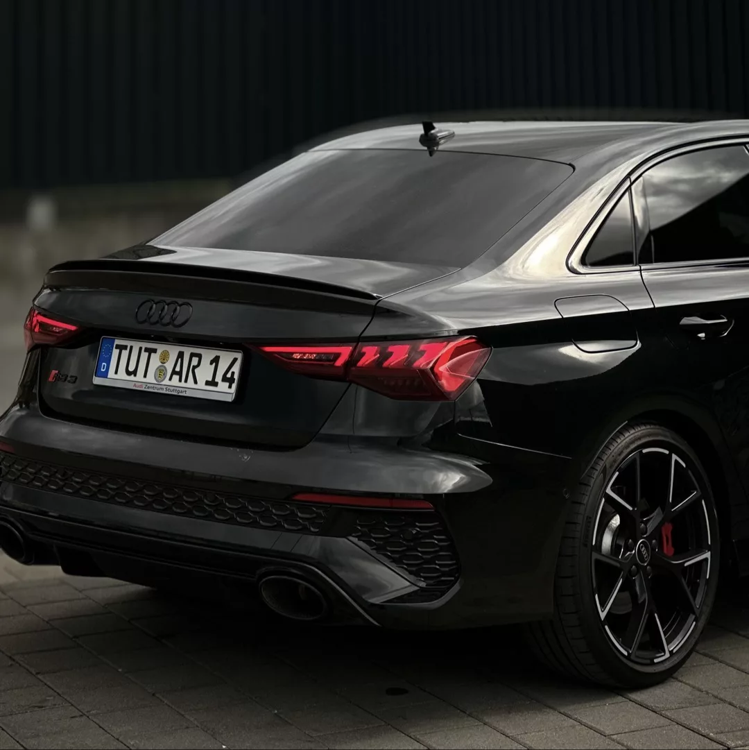 Audi RS3 Limousine in Schwarz, Heckansicht mieten.