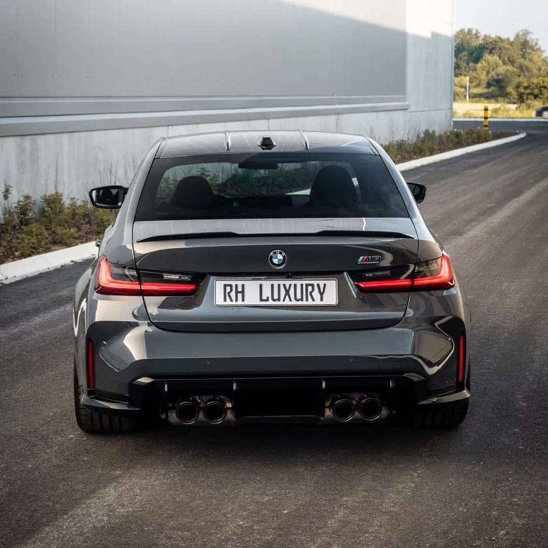 BMW M3 Competition in Grau mit Heckansicht mieten.