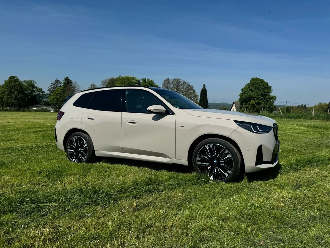 BMW X3 in Dune Grey von der Seite mieten