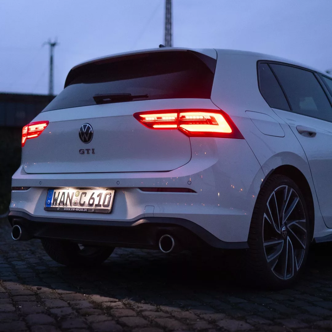 VW Golf 8 GTI in Weiß Heckansicht mit Rücklichtern mieten