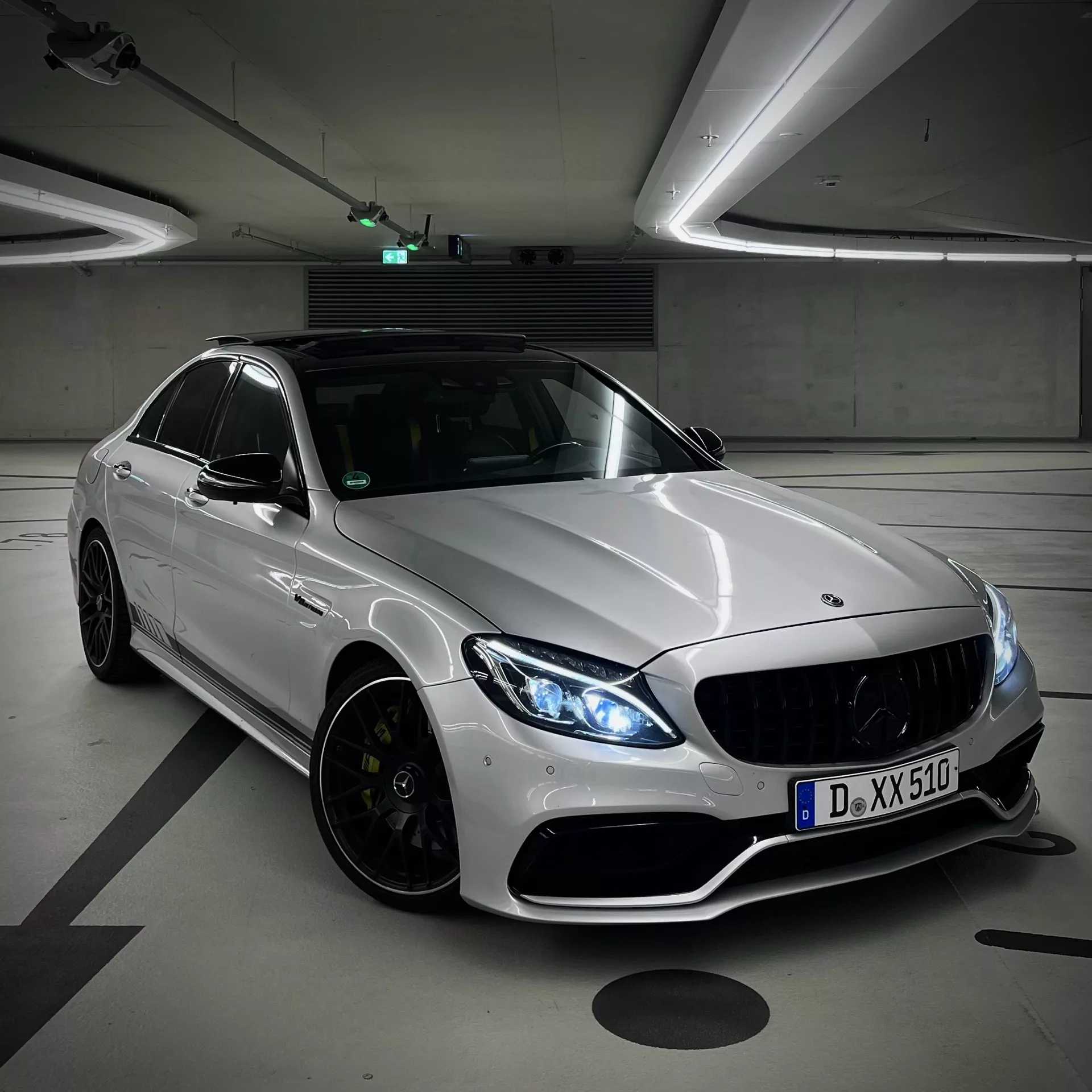 Mercedes C63 AMG in Weiß mieten - Frontansicht in Tiefgarage