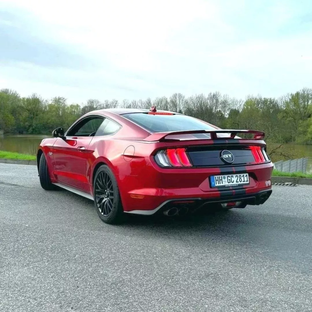 Mustang GT V8 5.0 in Rot von hinten mieten