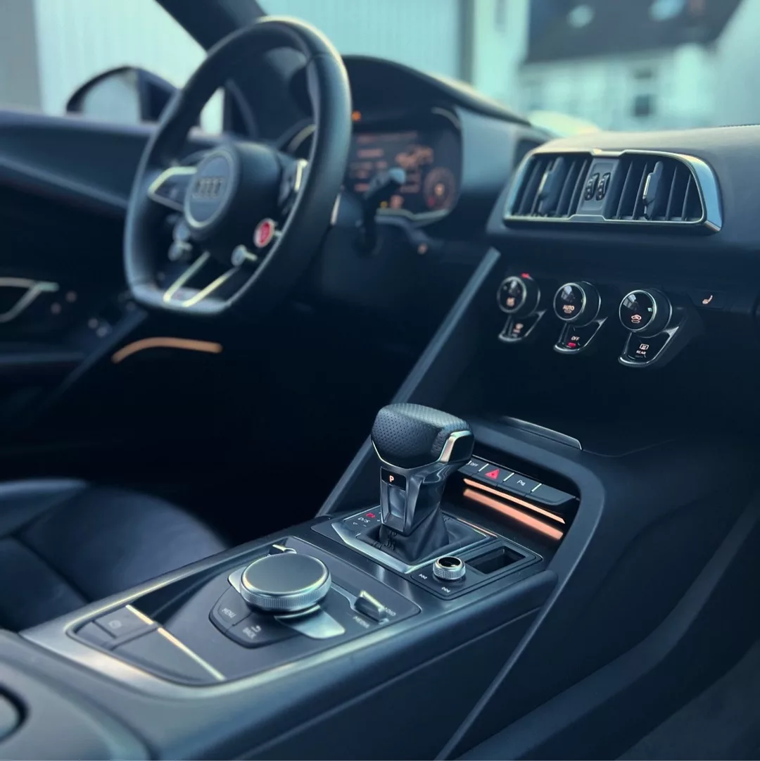 Audi R8 Facelift mit Quattro Innenraum, Armaturenbrettansicht mieten.