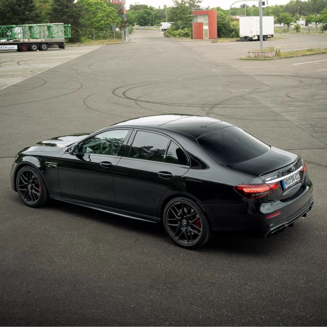 Mercedes AMG E63s Facelift in Schwarz, Rückansicht mieten