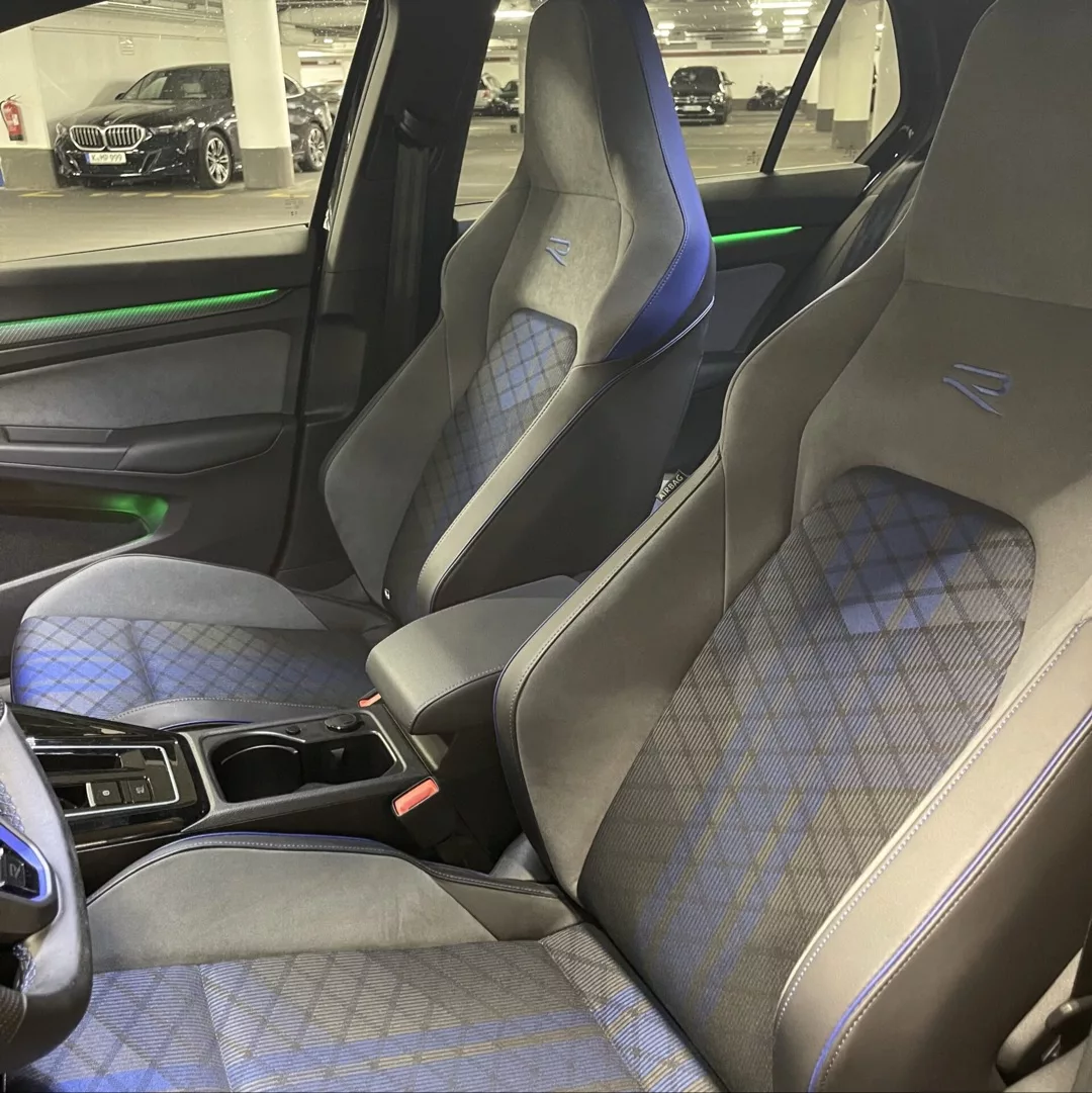 VW Golf 8 R Performance Innenraum mit Sportsitzen mieten.
