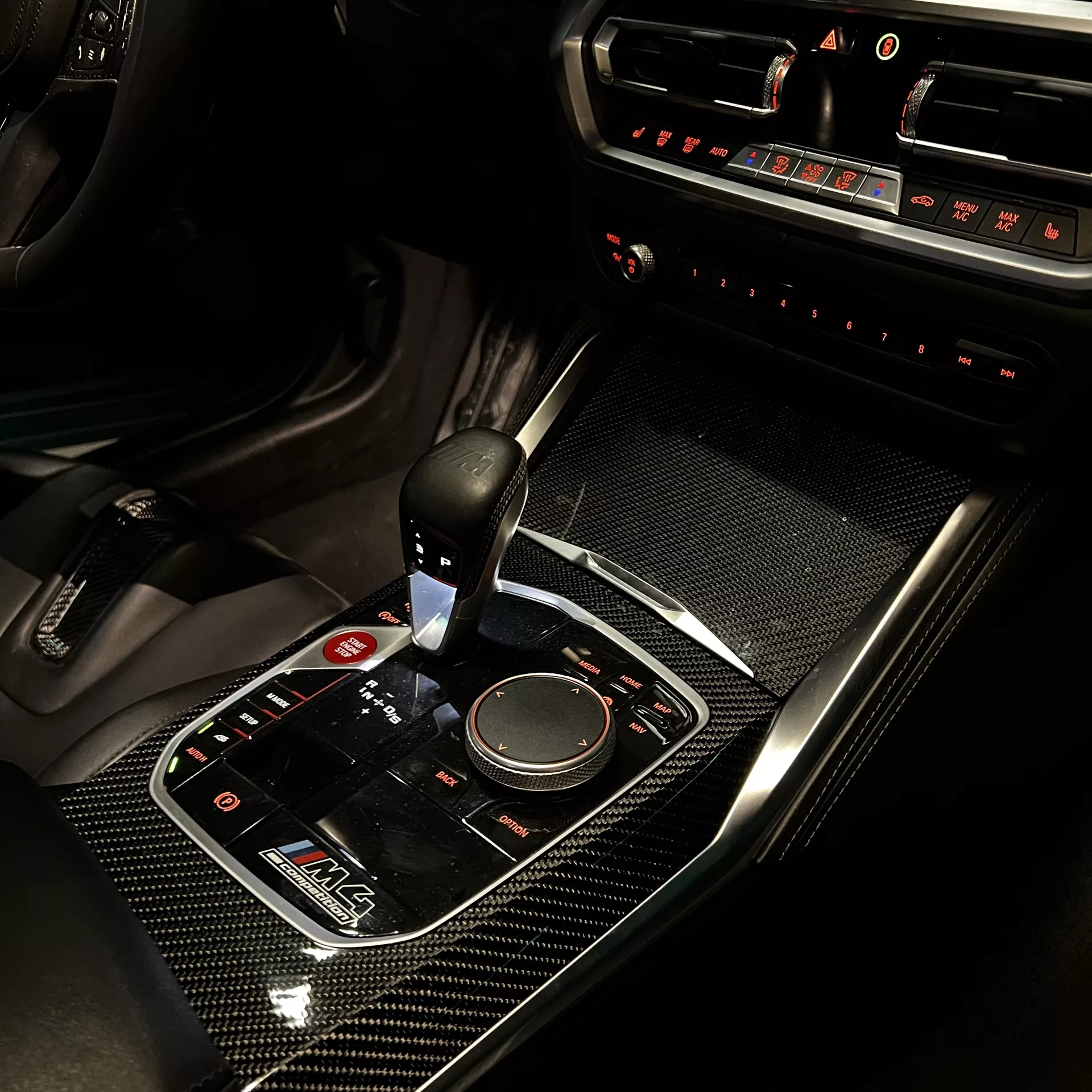 BMW M4 Competition Cockpit mit Carbon-Details mieten.