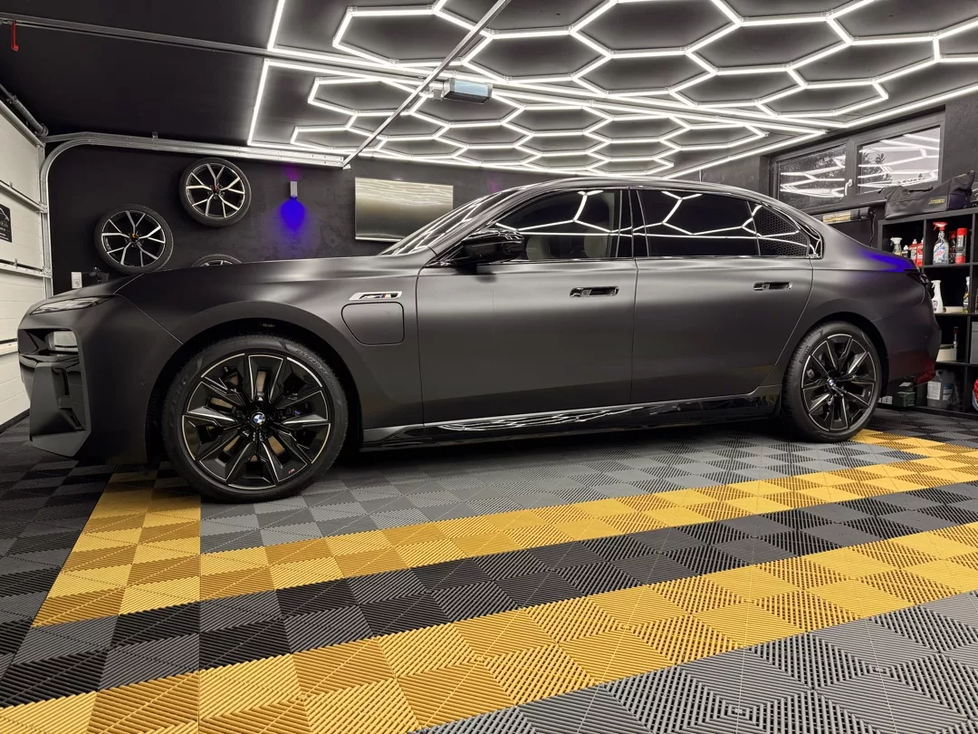 BMW M760e in Schwarz von der Seite mieten