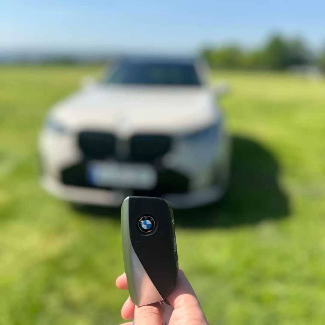 BMW X3 in Dune Grey mieten - Frontansicht mit Schlüssel im Vordergrund