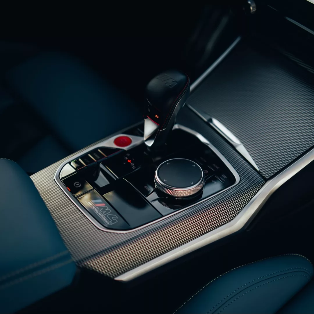 BMW M4 Competition Innenraum mit Schalthebel mieten