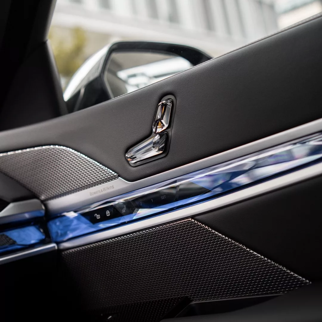 BMW 740d Türverkleidung mit Lichtelementen mieten