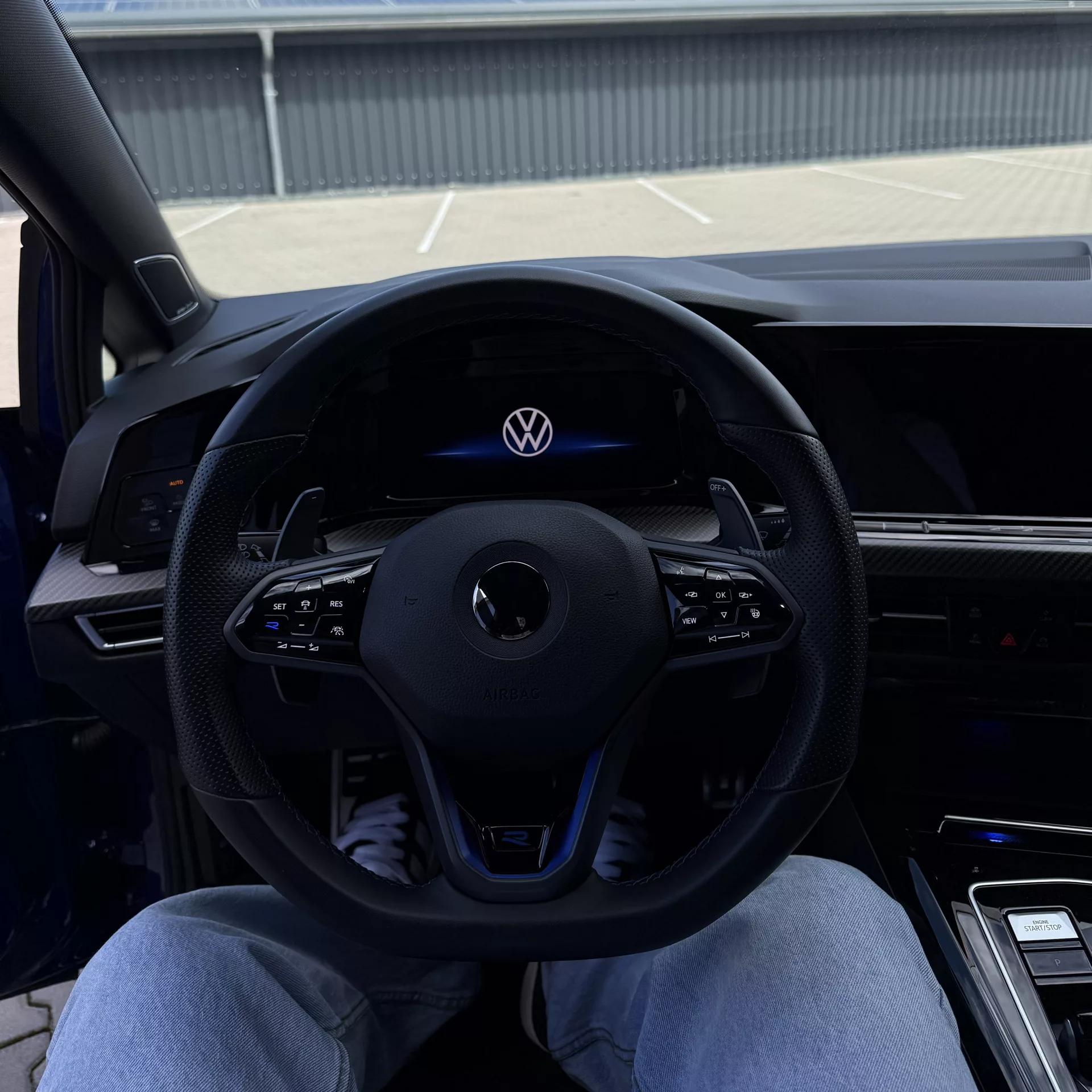 Golf 8R Performance 20 Jahre Cockpit mit Lederlenkrad mieten