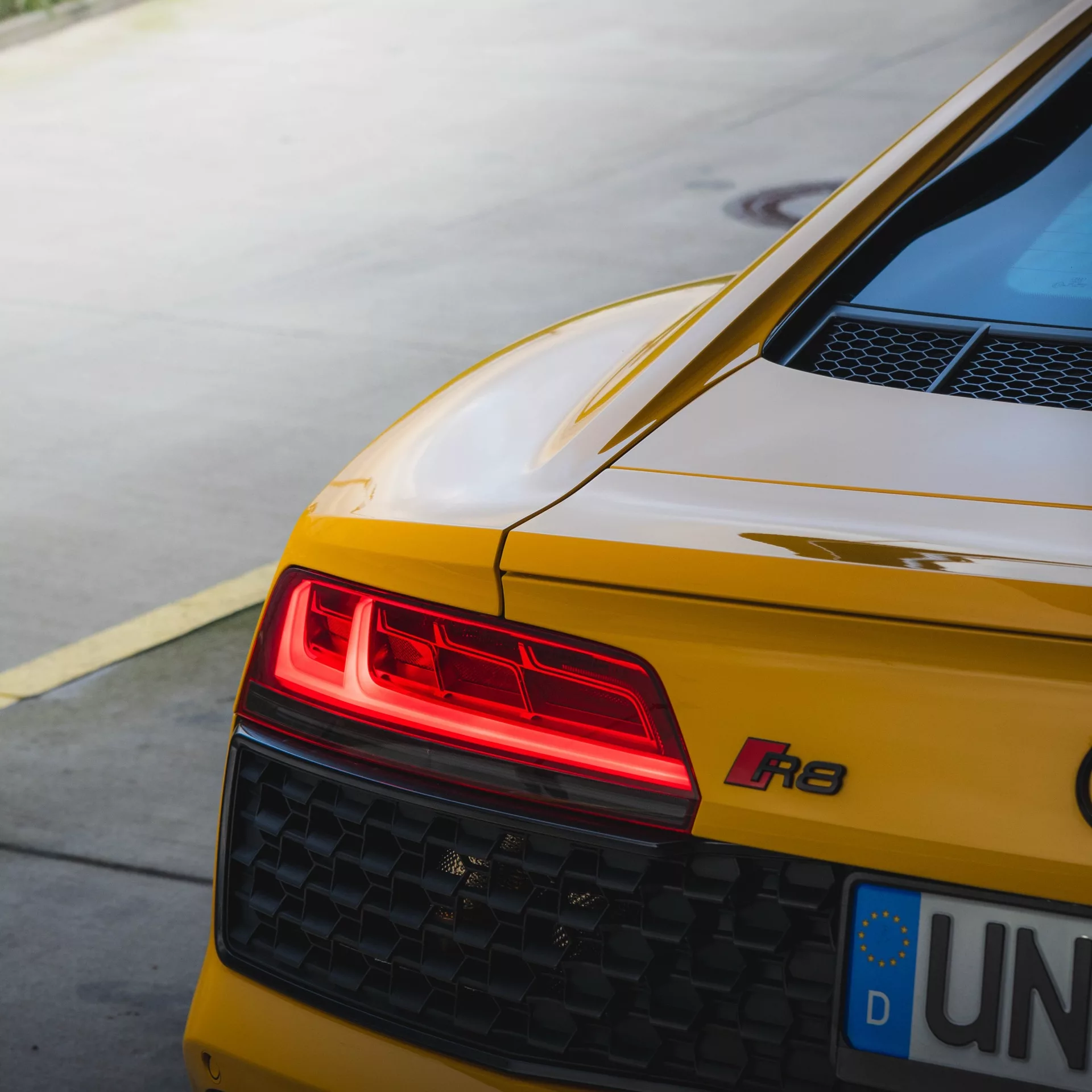 Audi R8 V10 in Gelb Rückansicht mieten