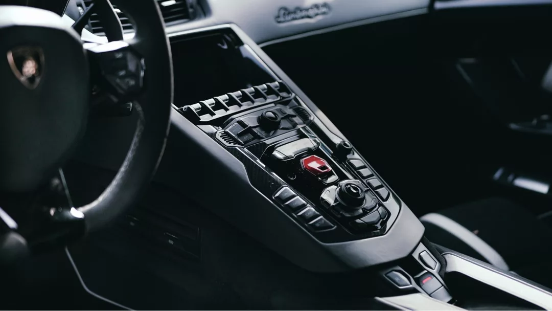 Lamborghini Aventador SVJ Roadster Innenraum mit Mittelkonsole mieten