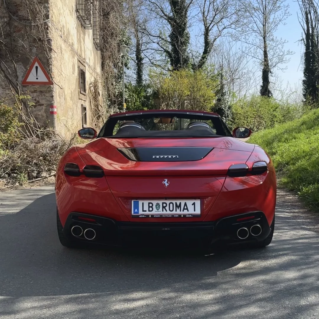 Ferrari Roma Spider in Rot von hinten mieten.