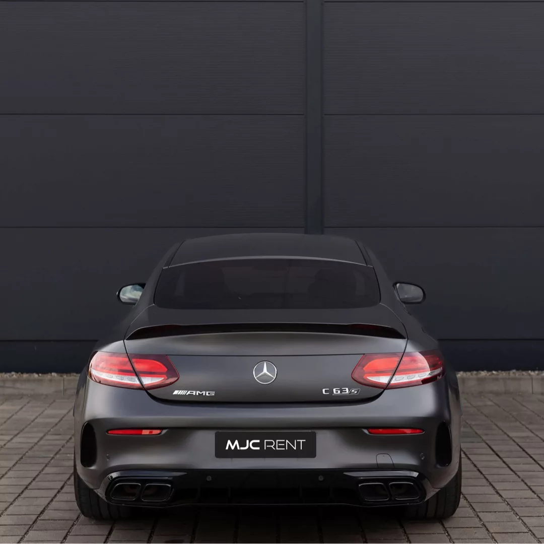 Mercedes Benz C63s Coupé in Schwarz Rückansicht mieten