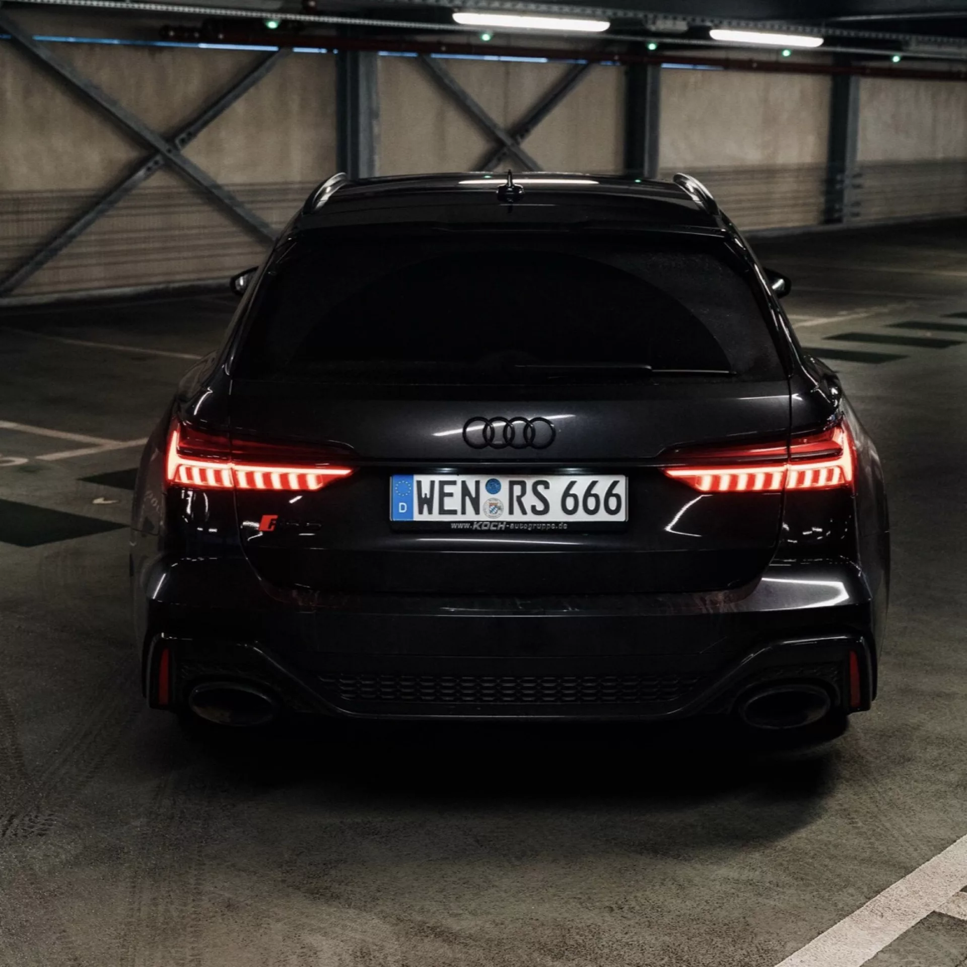 Audi RS6 in Schwarz, Heckansicht, in einer Garage mieten.