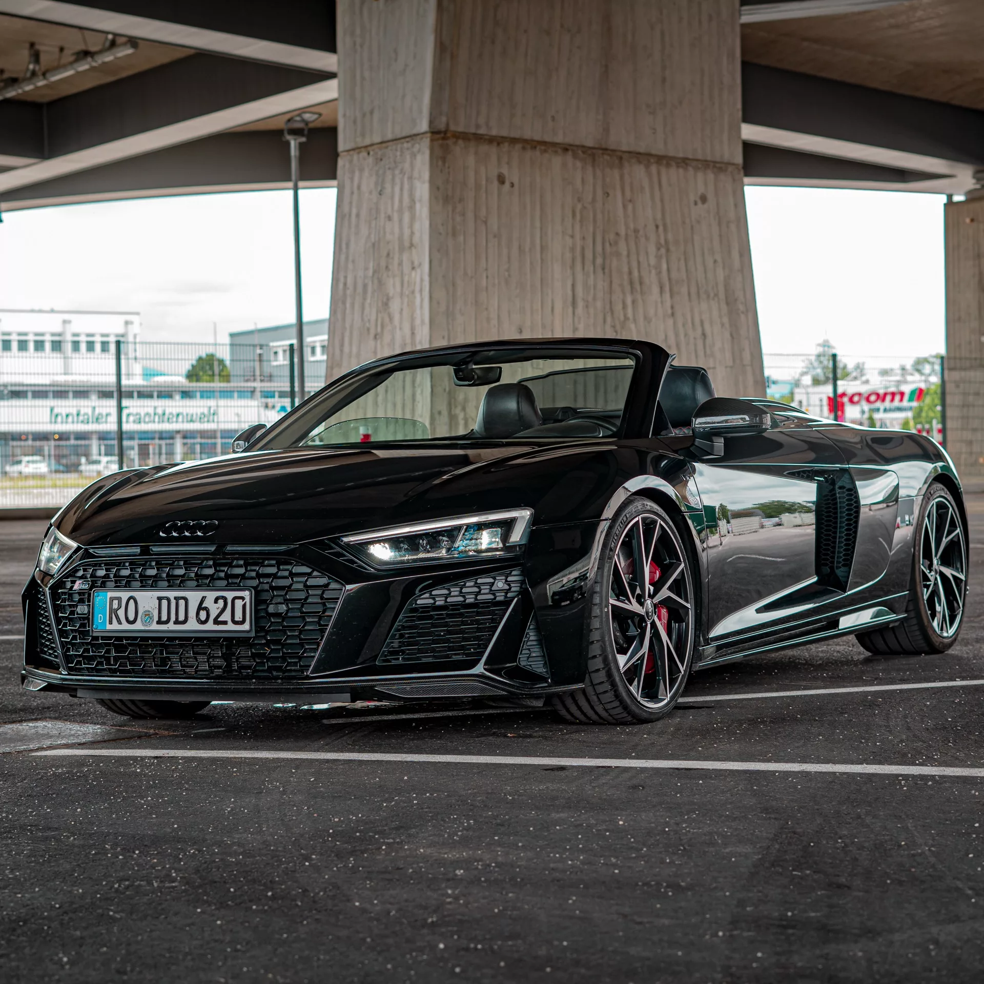 Audi R8 V10 Performance Spyder in Schwarz mieten - Frontansicht