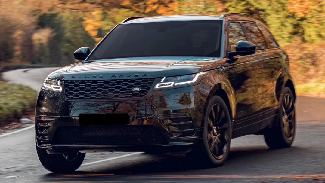 Range Rover Velar Black R-Dynamic in Schwarz auf Landstraße mieten