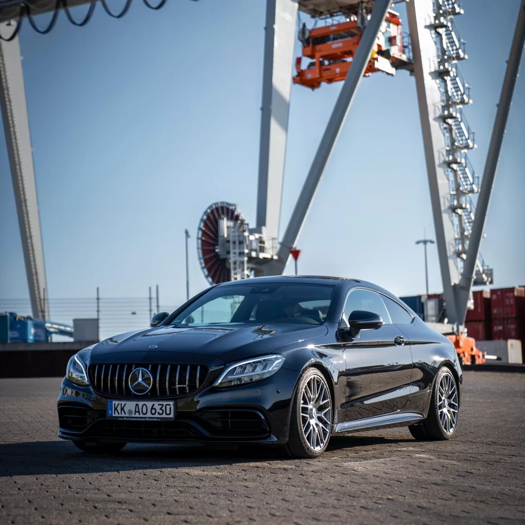 Mercedes C63s Coupé in Schwarz, Frontansicht mieten.