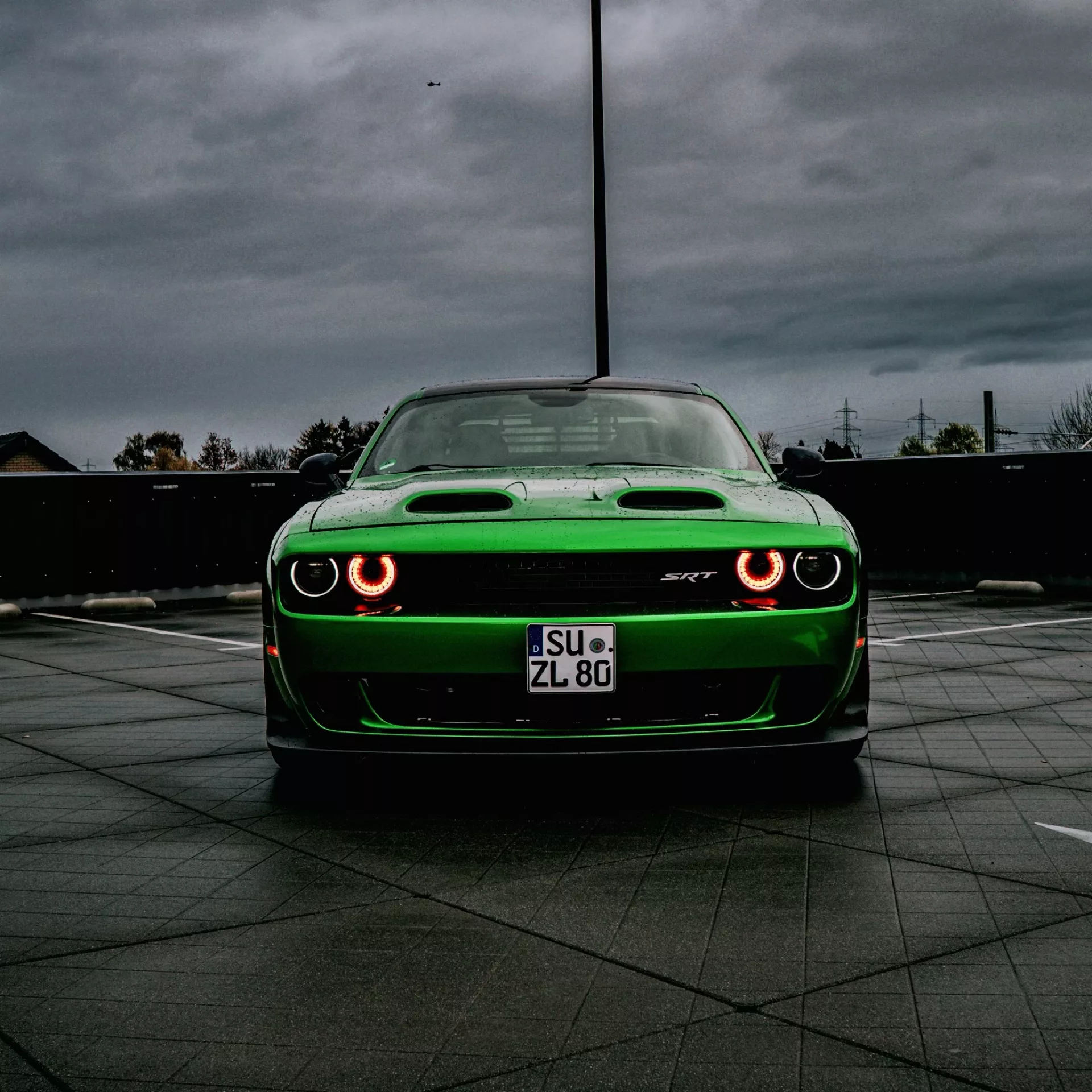 Dodge Challenger SRT Hellcat Kit in Grün, Frontansicht bei bewölktem Himmel mieten.