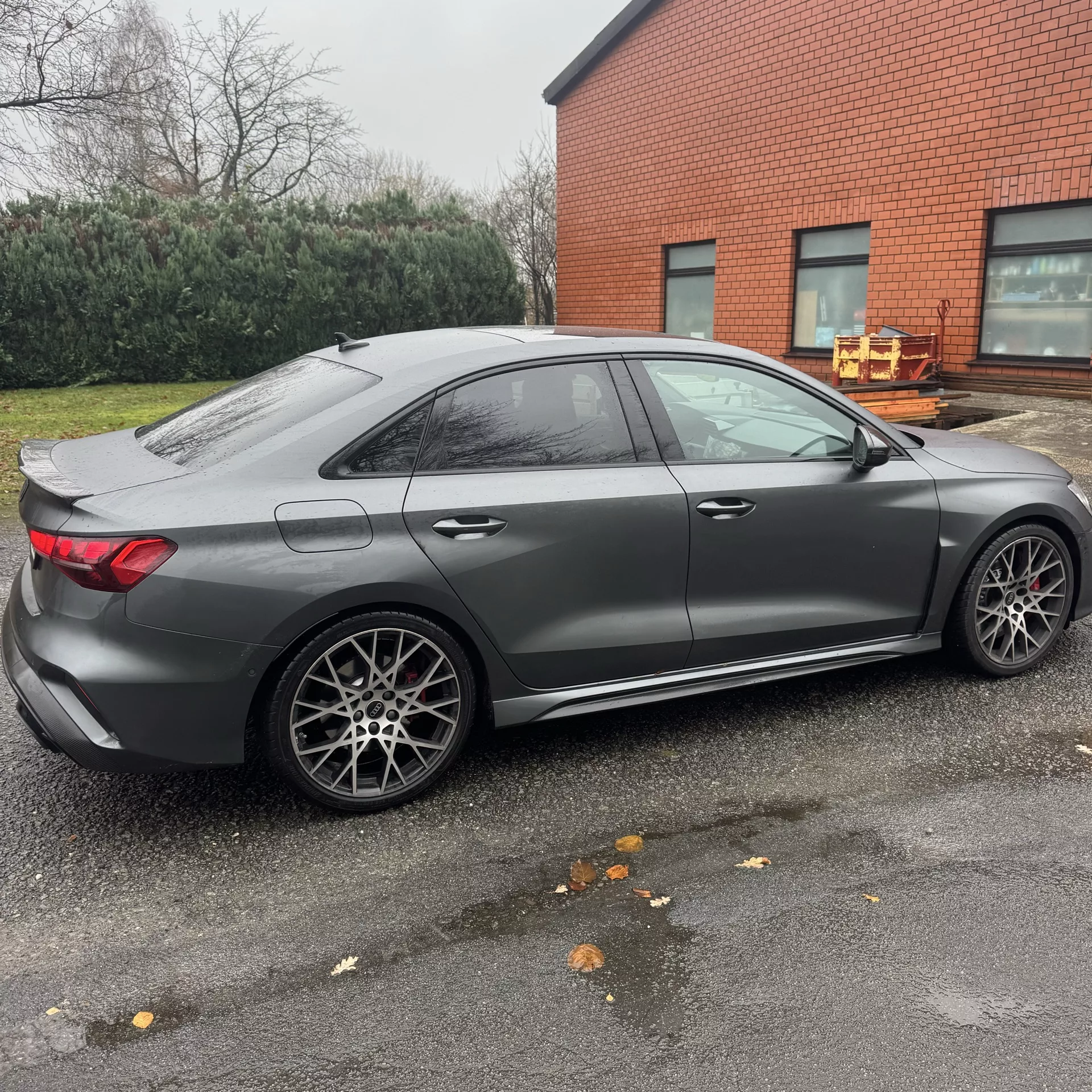 Audi RS3 Limousine 2025 in Grau von der Seite mieten.